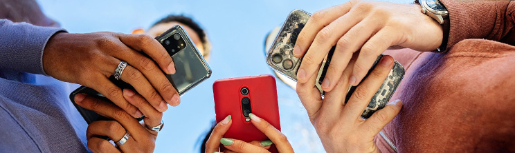 Mehrere Personen halten ihre Smartphones in den Händen – Symbol für Digitalisierung, Vernetzung und moderne Kommunikation.